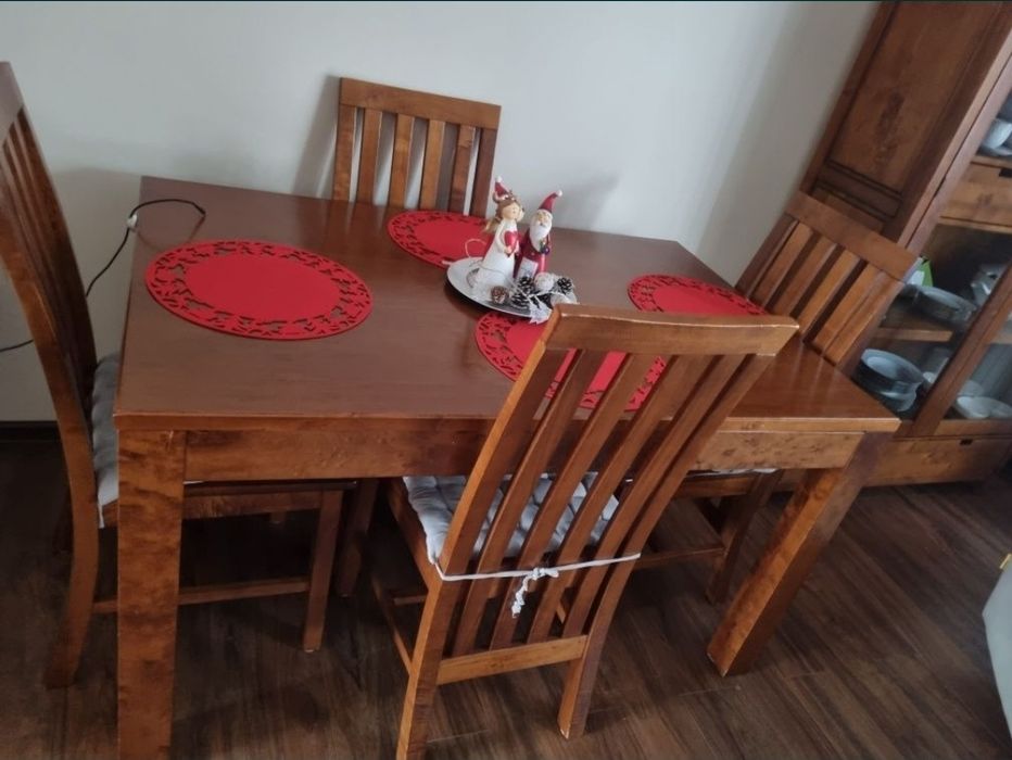 Stół I krzesla drewniane