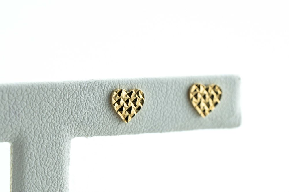 ZB557 świetne lekkie złote kolczyki serca z tłoczonym wzorem 8k sztyft