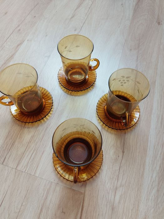 Zestaw szklanek z talerzykami