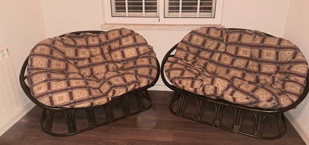 2 cadeirões com almofadas