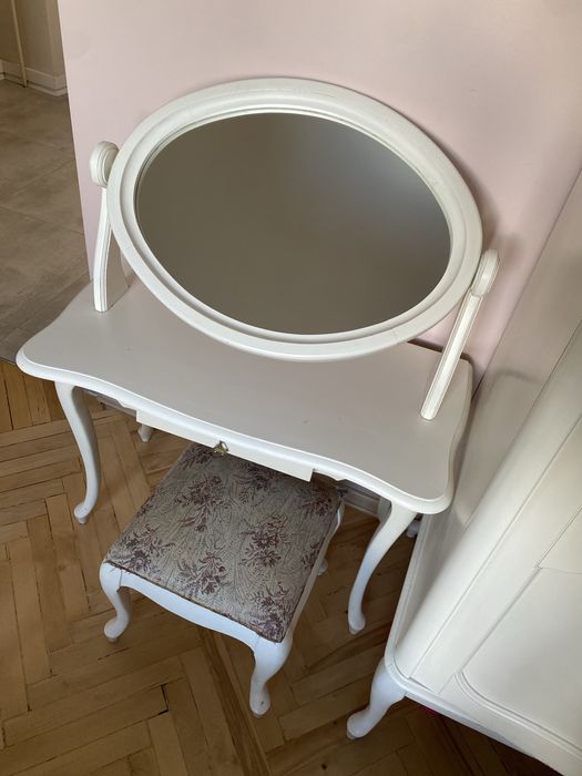 Toaletka vintage biała ze stołeczkiem