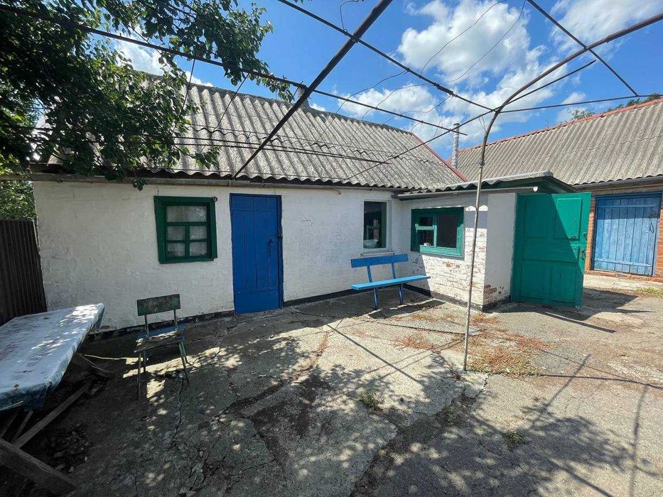 В продажу гарний будинок на околиці міста за доступну ціну