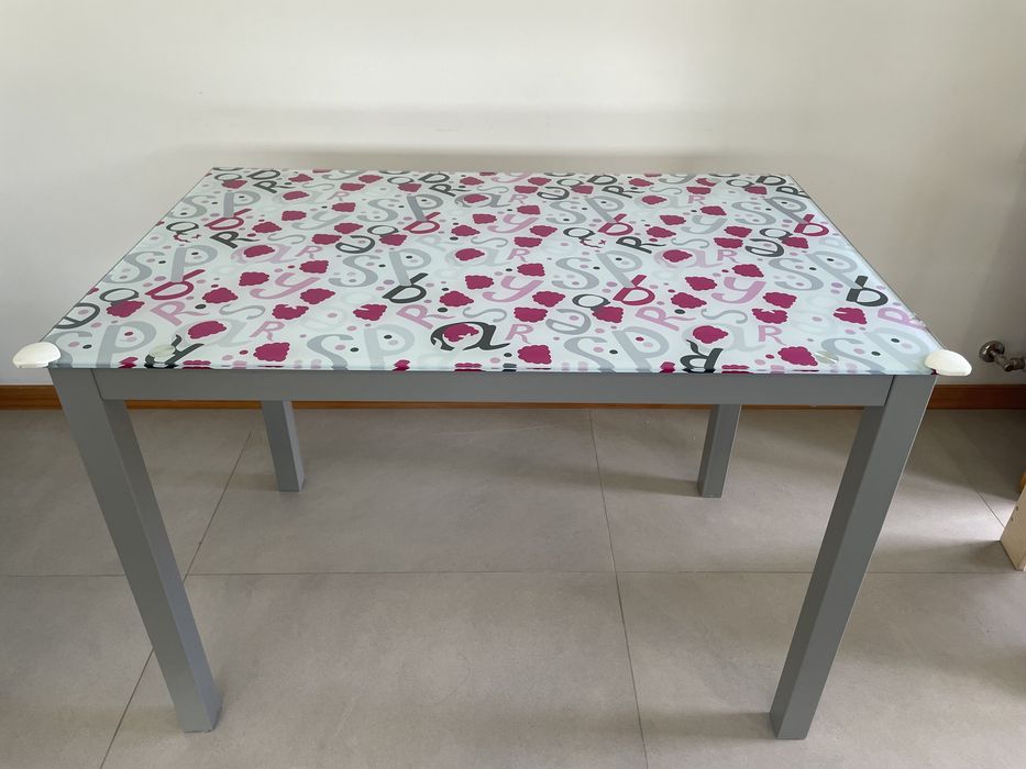 Mesa de metal e vidro