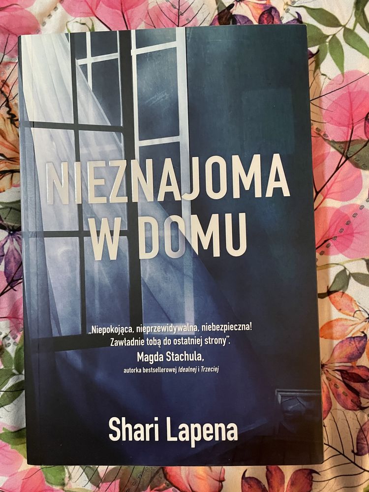 Nieznajoma w domu Shari Lapena