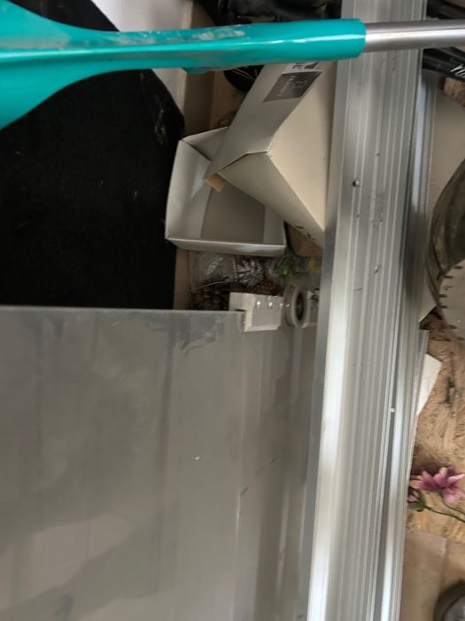 Szyba drzwi przesuwne oraz stala szyba