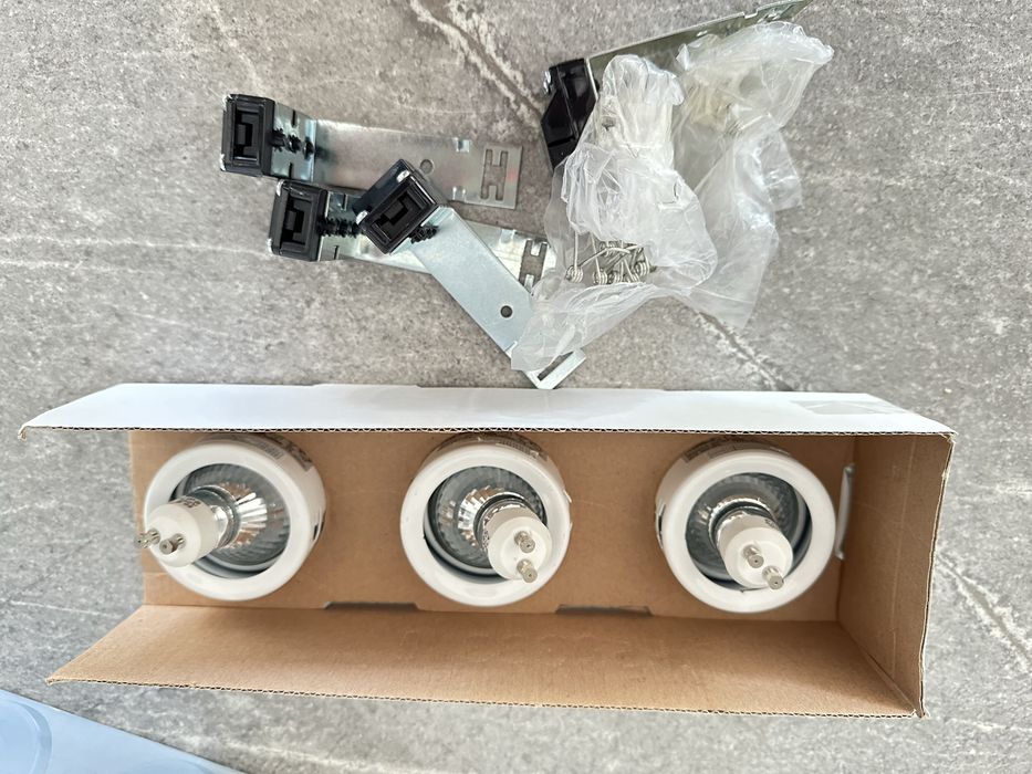 Oprawy sufitowe/ halogeny 230v. 3x50W NOWE