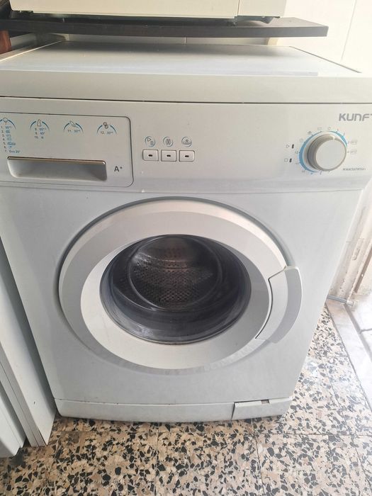 Máquina de lavar roupa Kunft com avaria