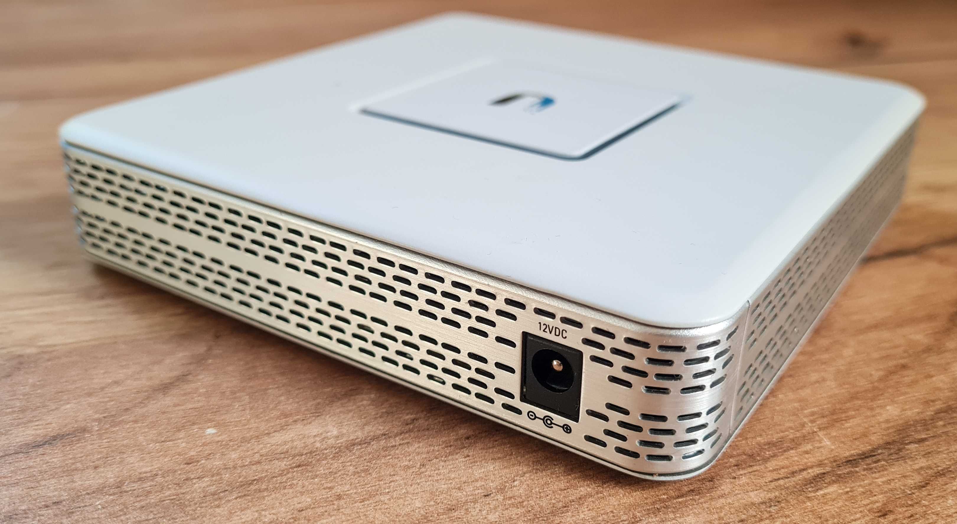 Маршрутизатор (роутер) Ubiquiti Networks UniFi Security Gateway USG