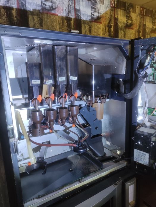 Кофейный вендинговый автомат с выдачей снеков Saeco Diamante