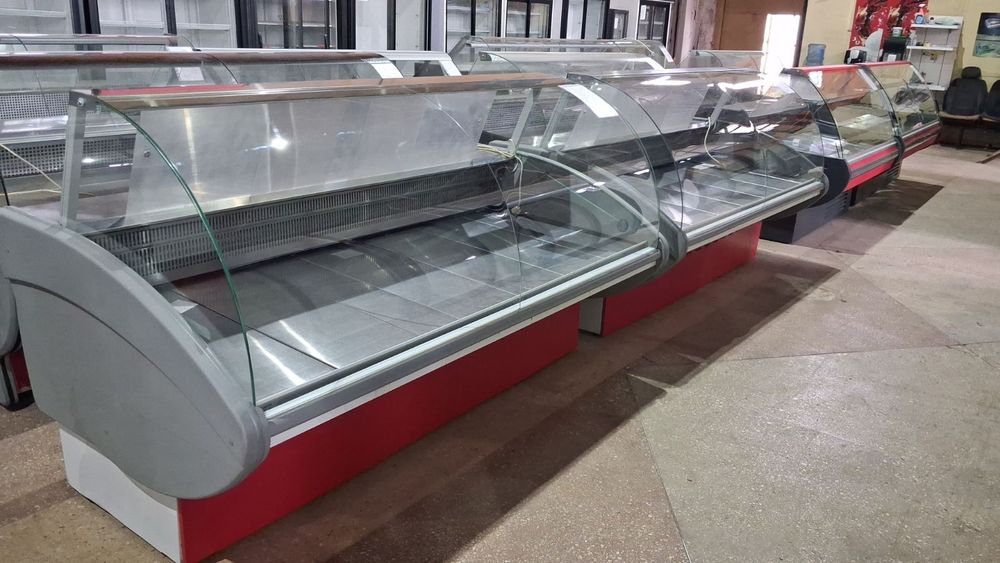 Вітрини. Скрині. Шафи.