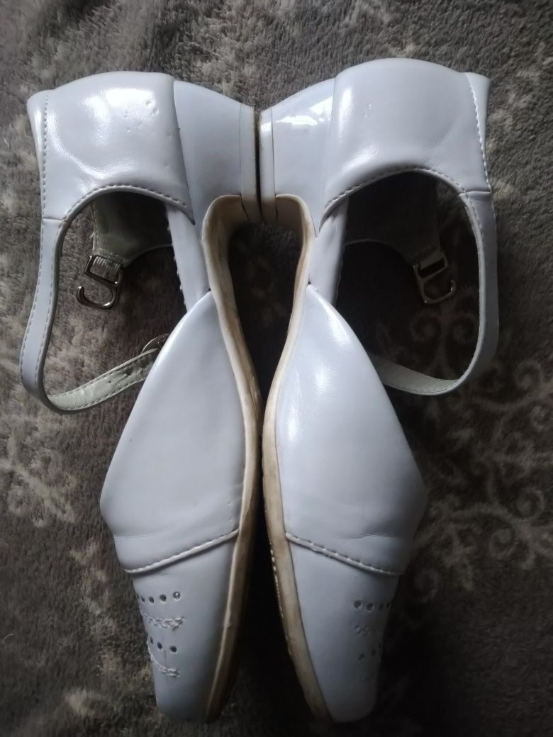 Białe buty komunijne r.33