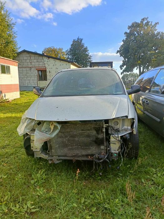 chrysler grand  voyager   2004rok 2,8 diesel     do naprawy
