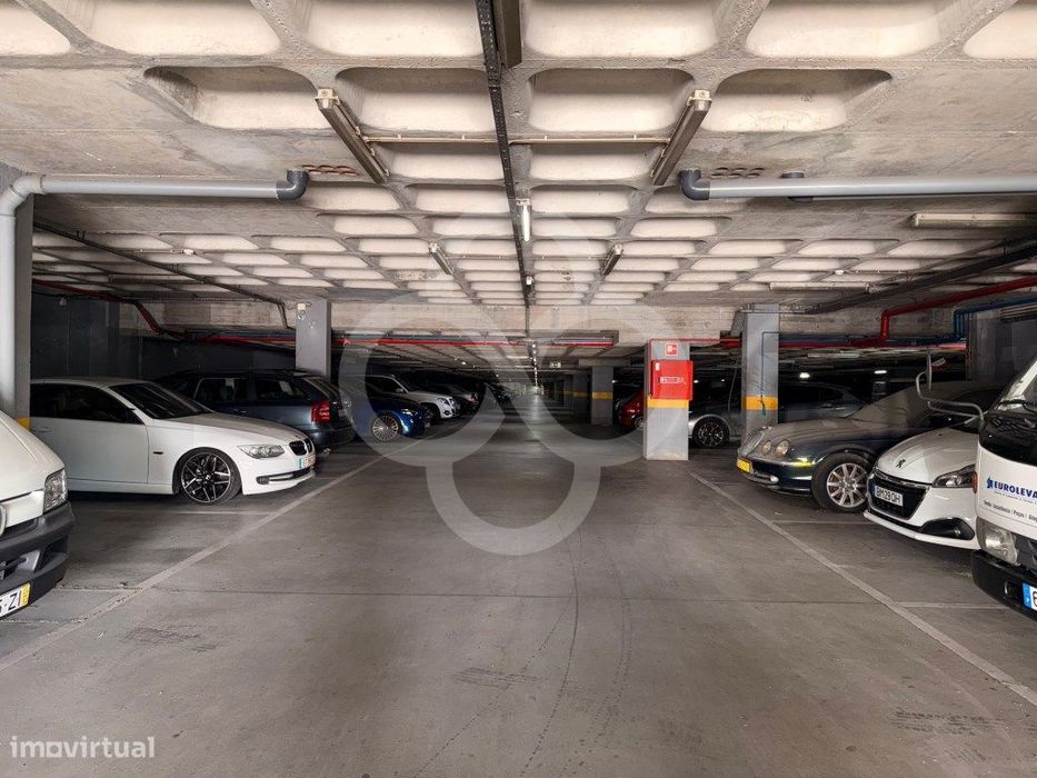 Parqueamento 15 m² no Edifício Tascõa em Massamá perto da estação d...