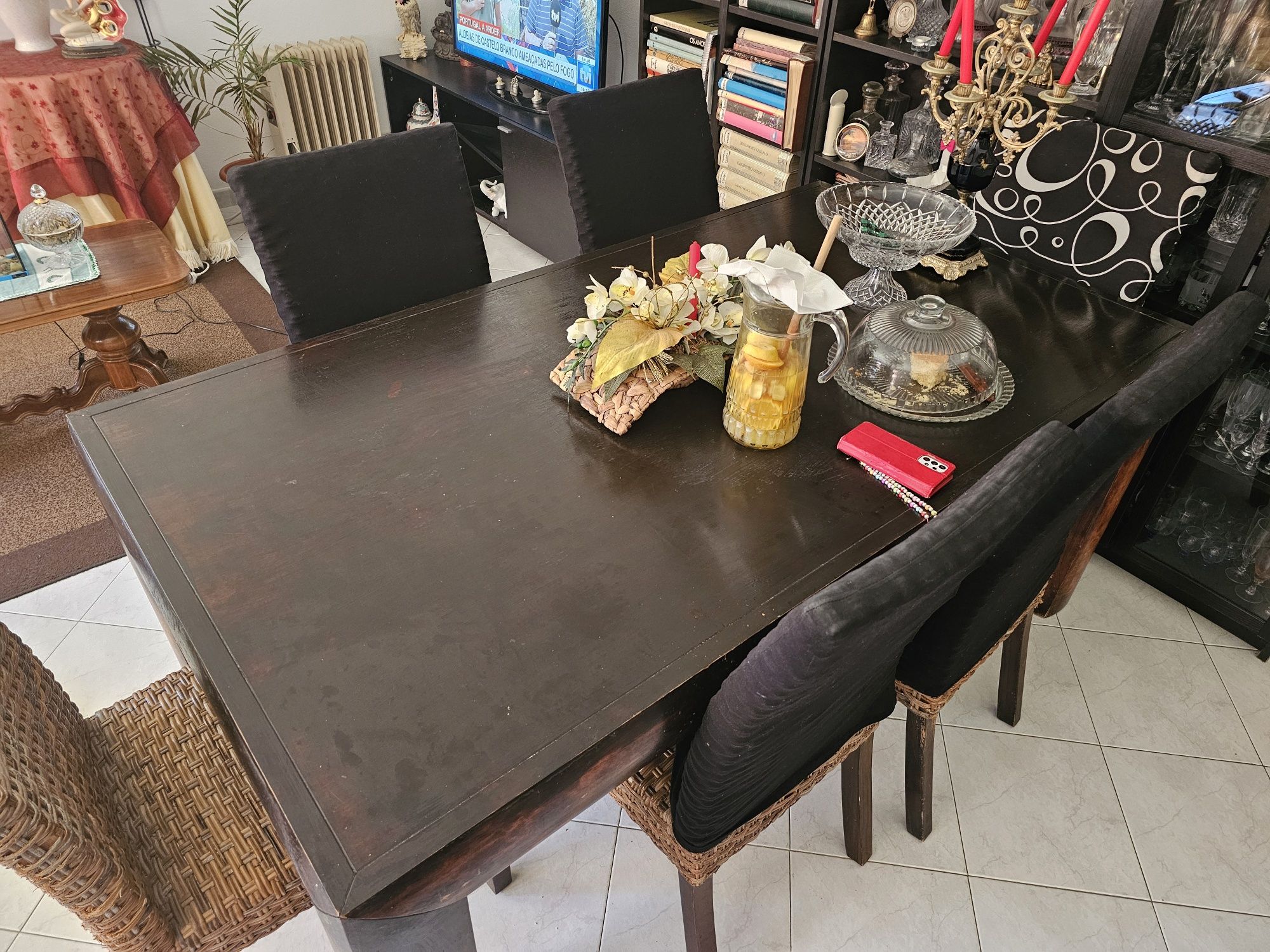 Vendo mesa + 6 cadeiras (URGENTE)