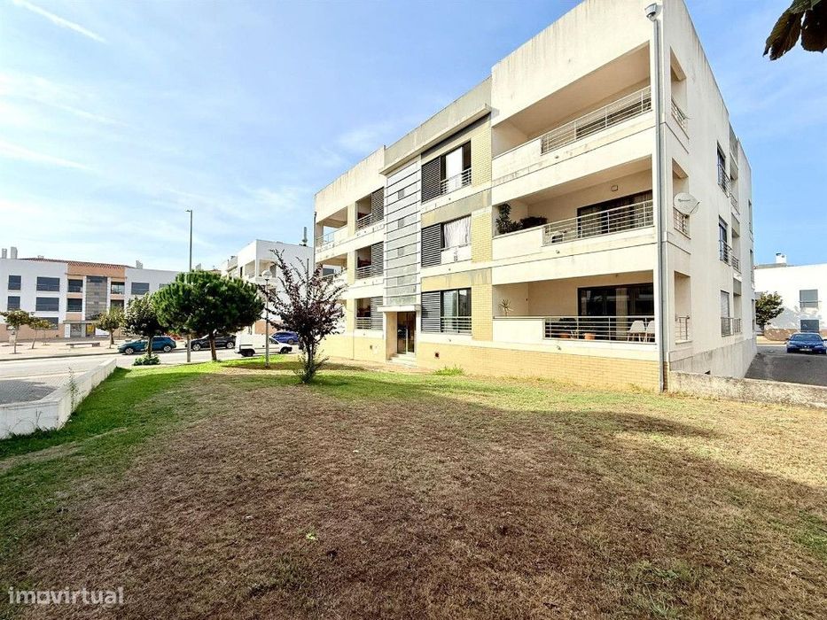 Apartamento T4 com garagem em zona de Pereira, Montemor