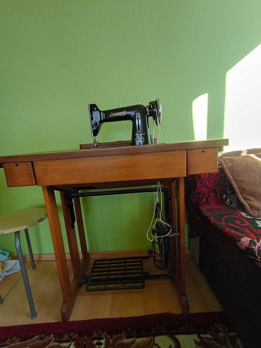 Maszyna do szycia Łucznik ze stołem PRL