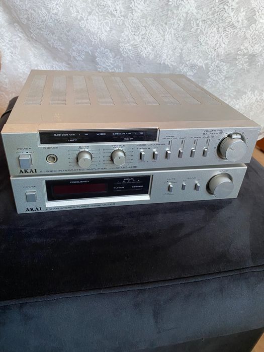 Amplificador e tuner AKAI