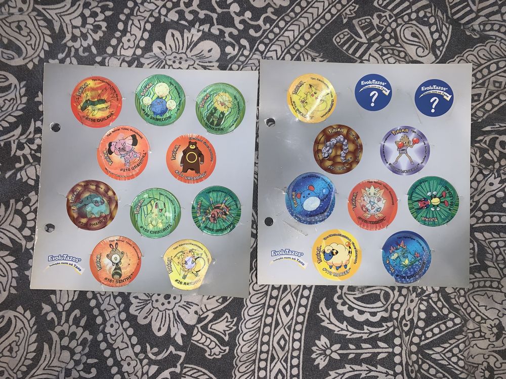 Lote Cadernetas com bastantes tazos pokemon e raros