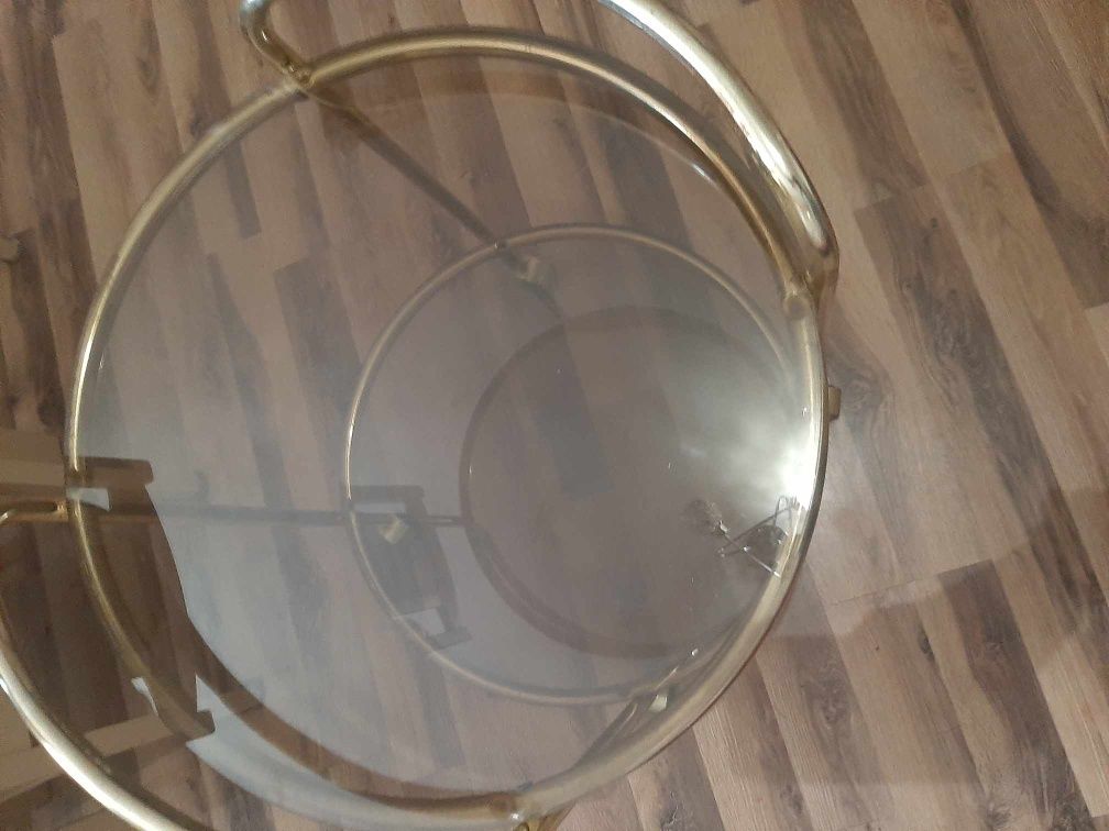 Stolik szklany z dwoma polkami