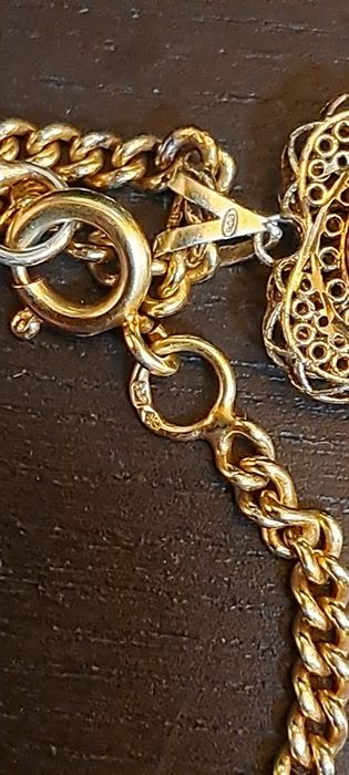 Fio corrente em prata dourada.