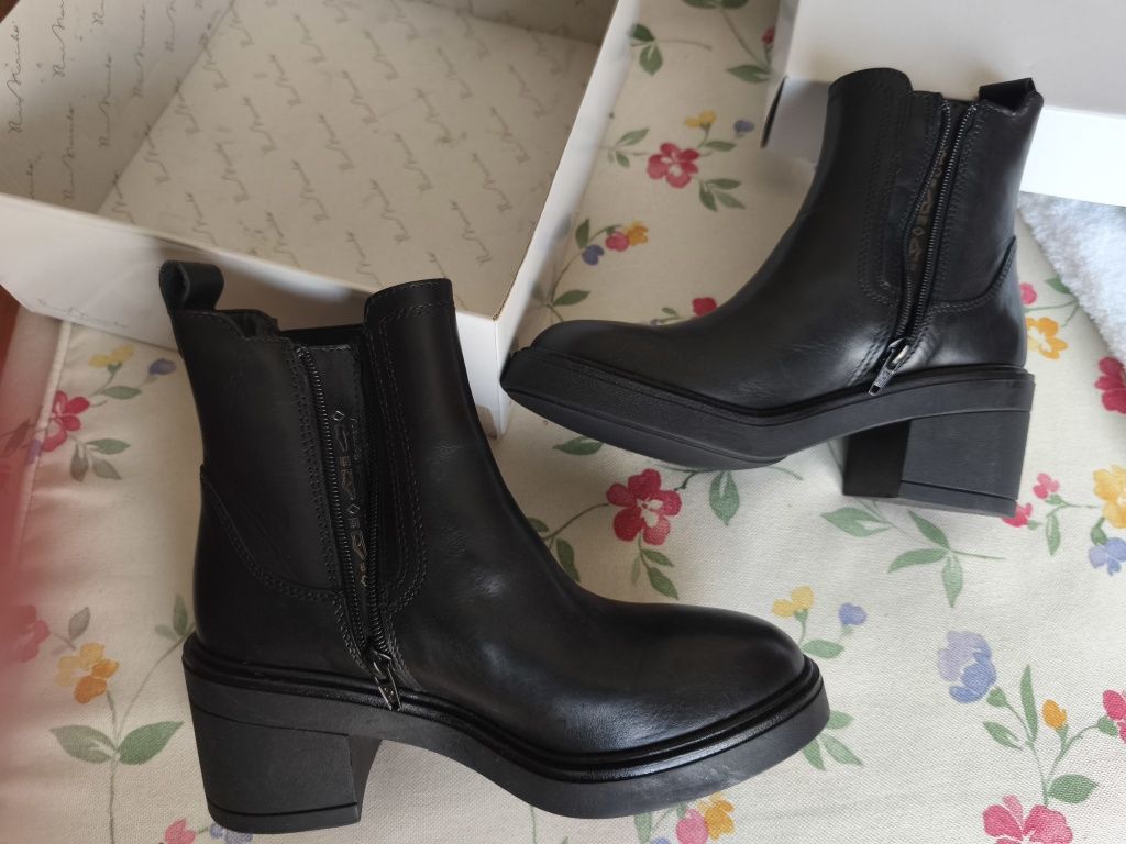 Botas em pele preta