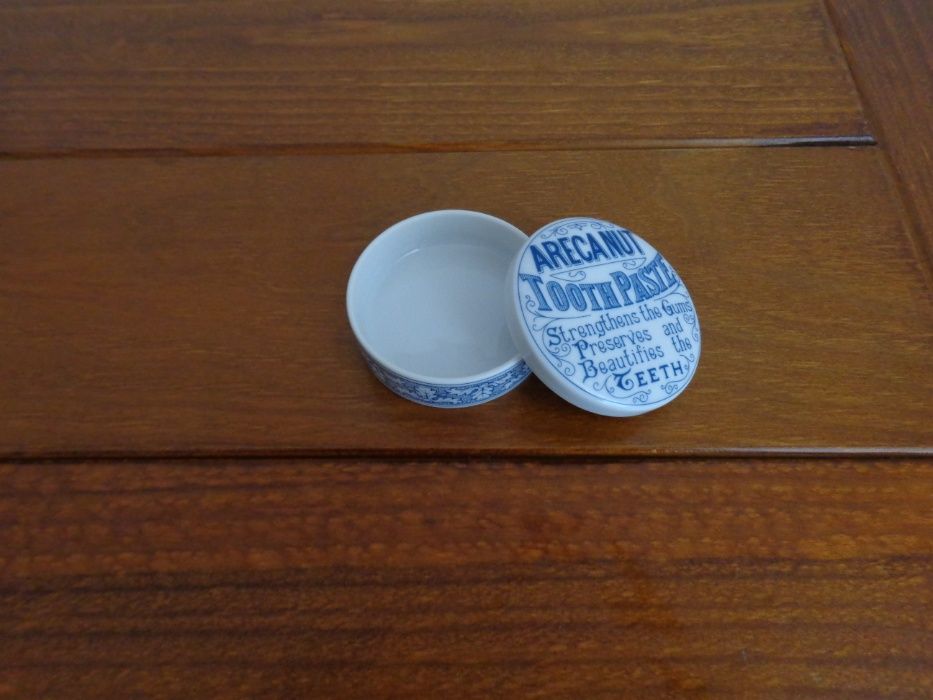 Conjunto de farmácia antigo, em porcelana