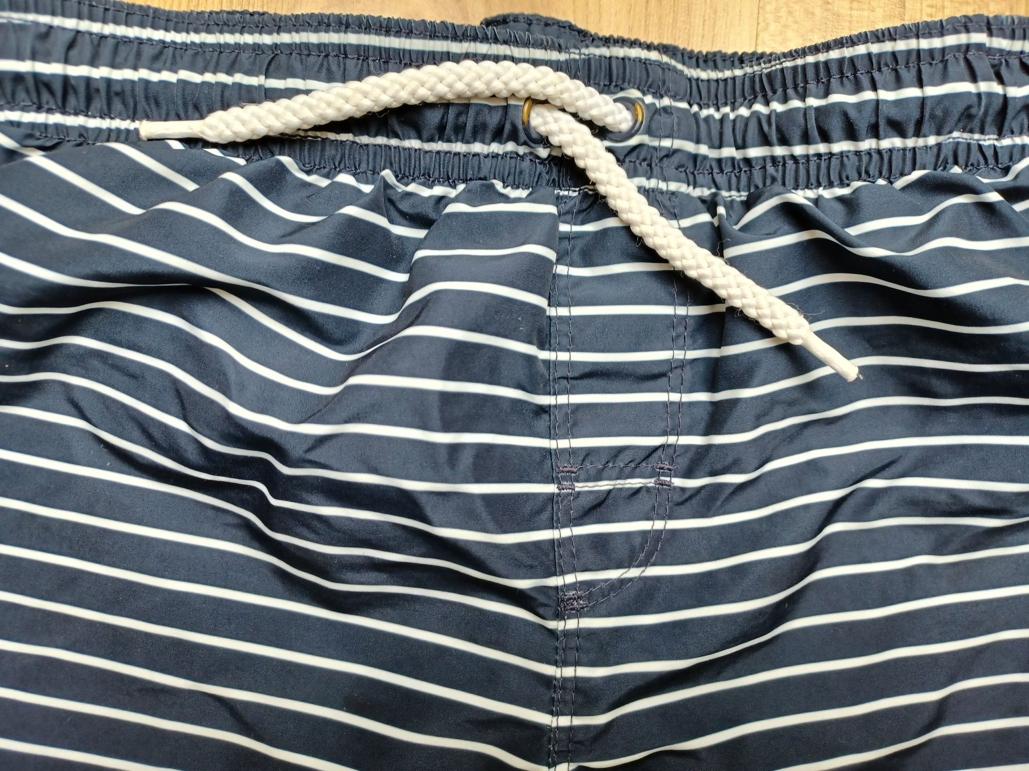 Szorty kąpielowe H&M 122cm 128cm granatowe w paski, kąpielówki