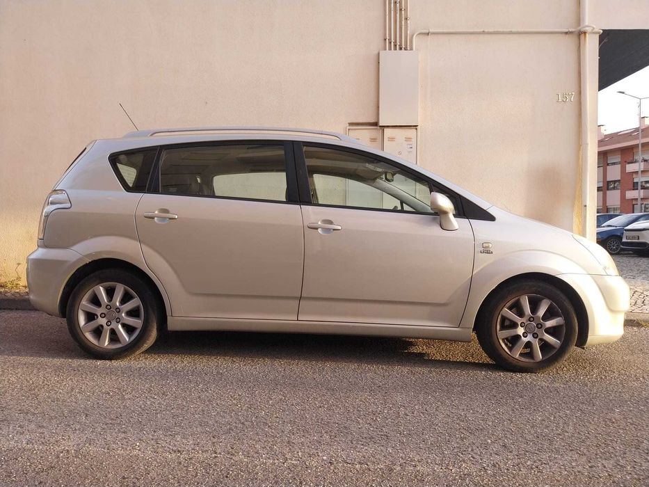 carro toyota corolla verso 7 lugares