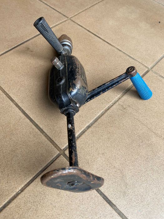 Stara wiertarka ręczna.