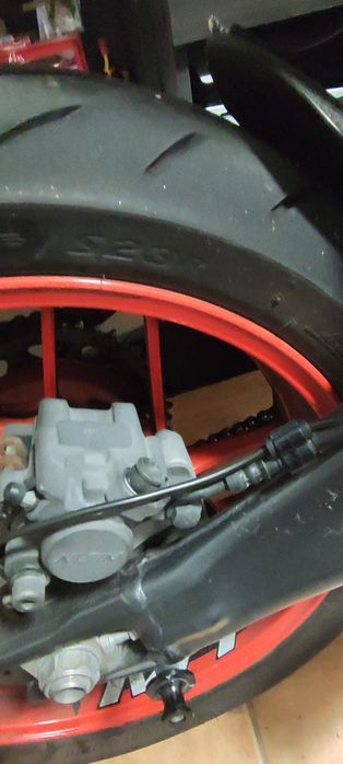 MT 09 a mota vai também com material de origem