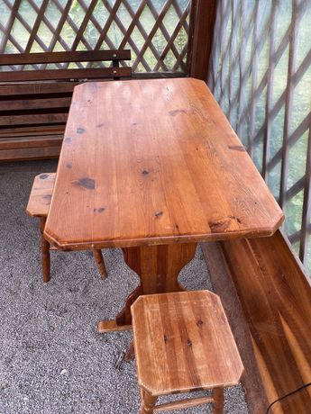Stół drewniany z taboretami