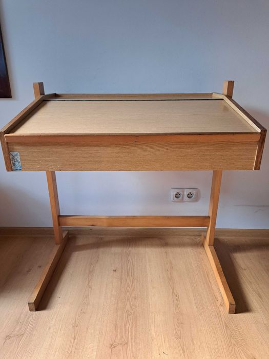 Biurko kreślarskie z PRL w dobrym stanie