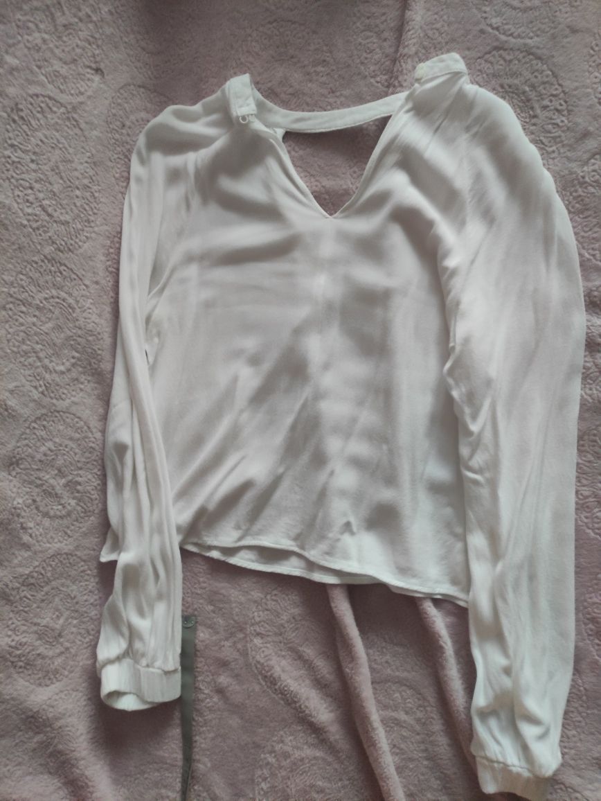 Biała bluzka koszula z dekoltem choker Bershka