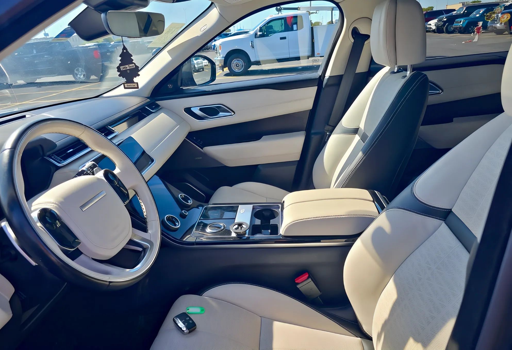 Land Rover Range Rover Velar R-Dynamic SE / 2.0L / Auto Sprawdzone
