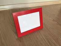 Czerwona ramka na zdjęcia 11,5x16,5 cm do powieszenia postawienia