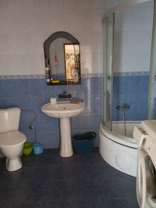 М.Новоселиця. Продається 3-кімнатна квартира. На другому поверсі.