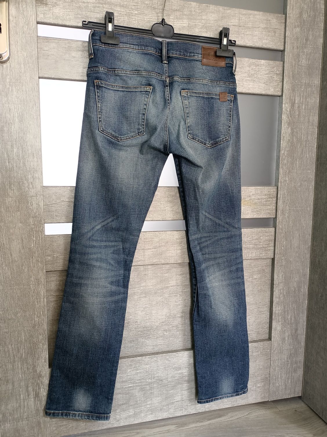 Slim fit W28 L32 spodnie jeansy z dziurami i przetarciami art okazja