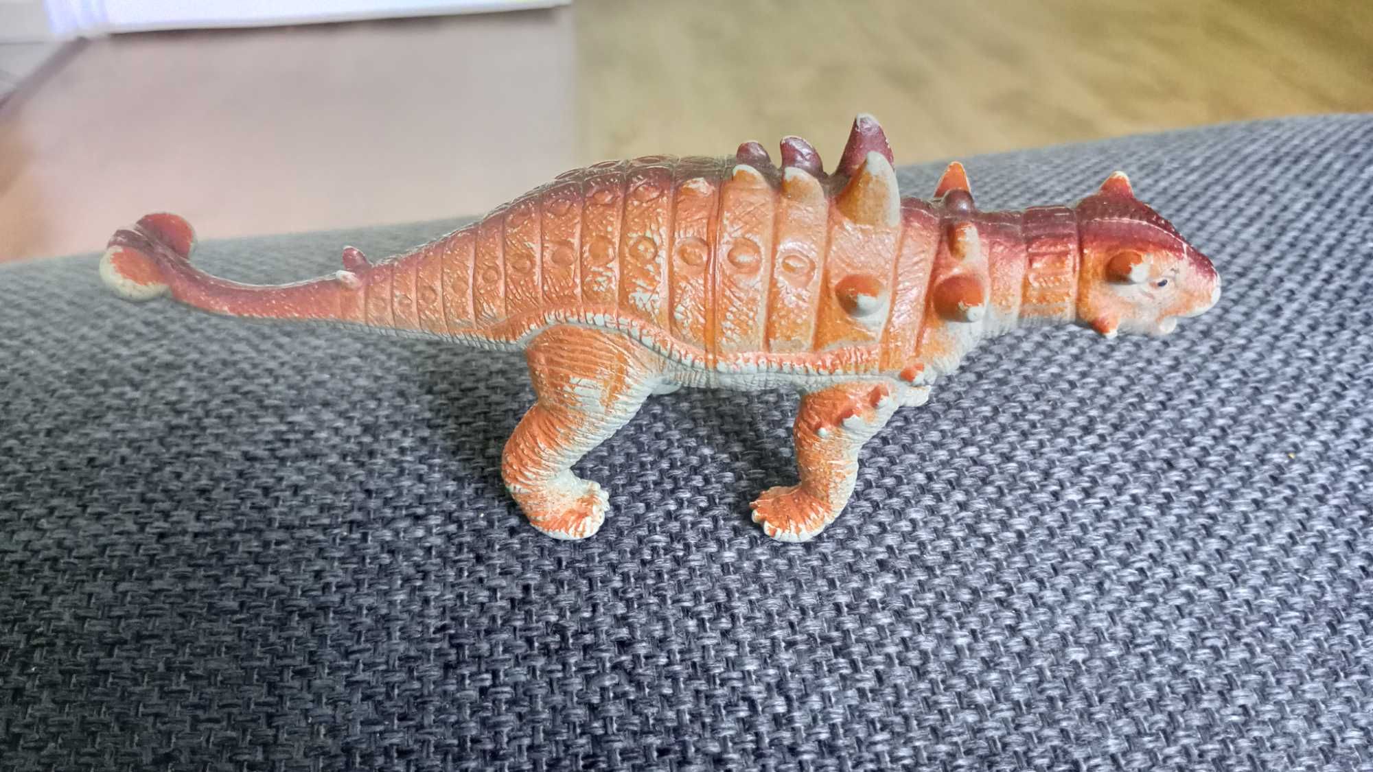 Figurki dinozaury.