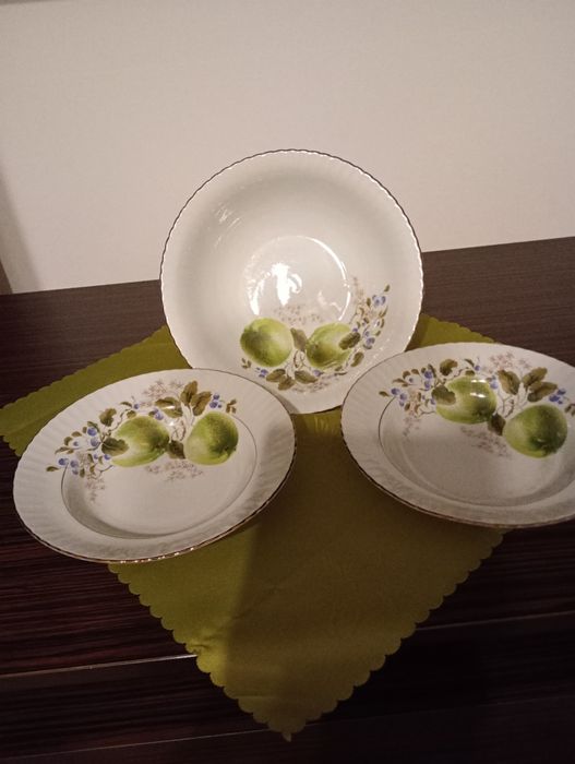Porcelana Karolina 2 talerze z dużą misa