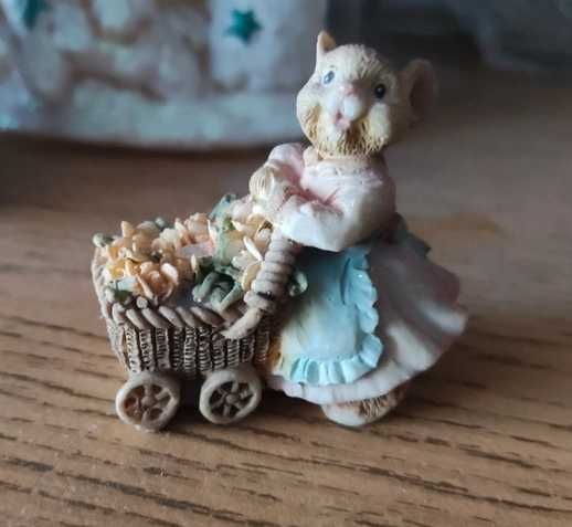 Figurka myszka z wózkiem kwiatowym