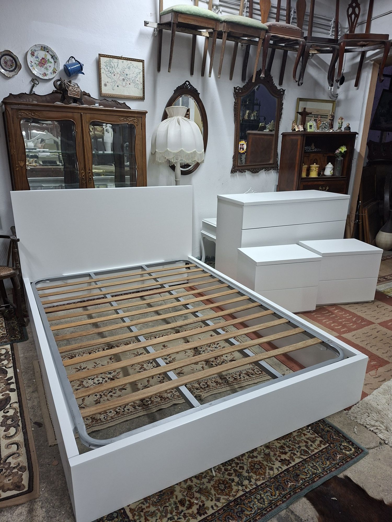 Quarto casal - cama+mesinhas+comoda+estrado