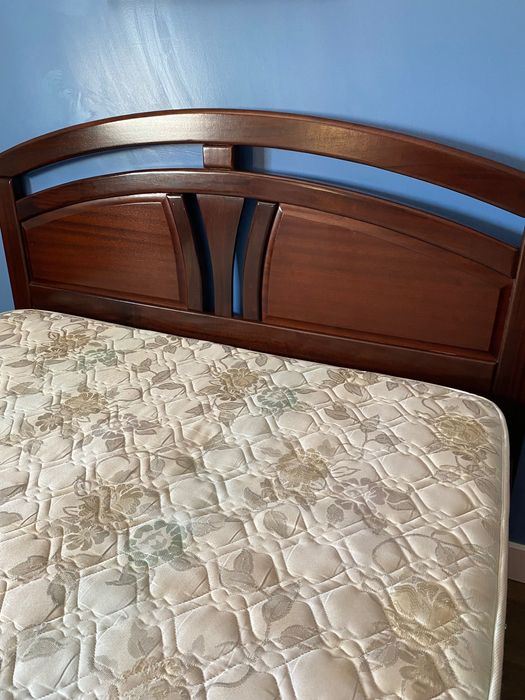 Cama em madeira de castanho