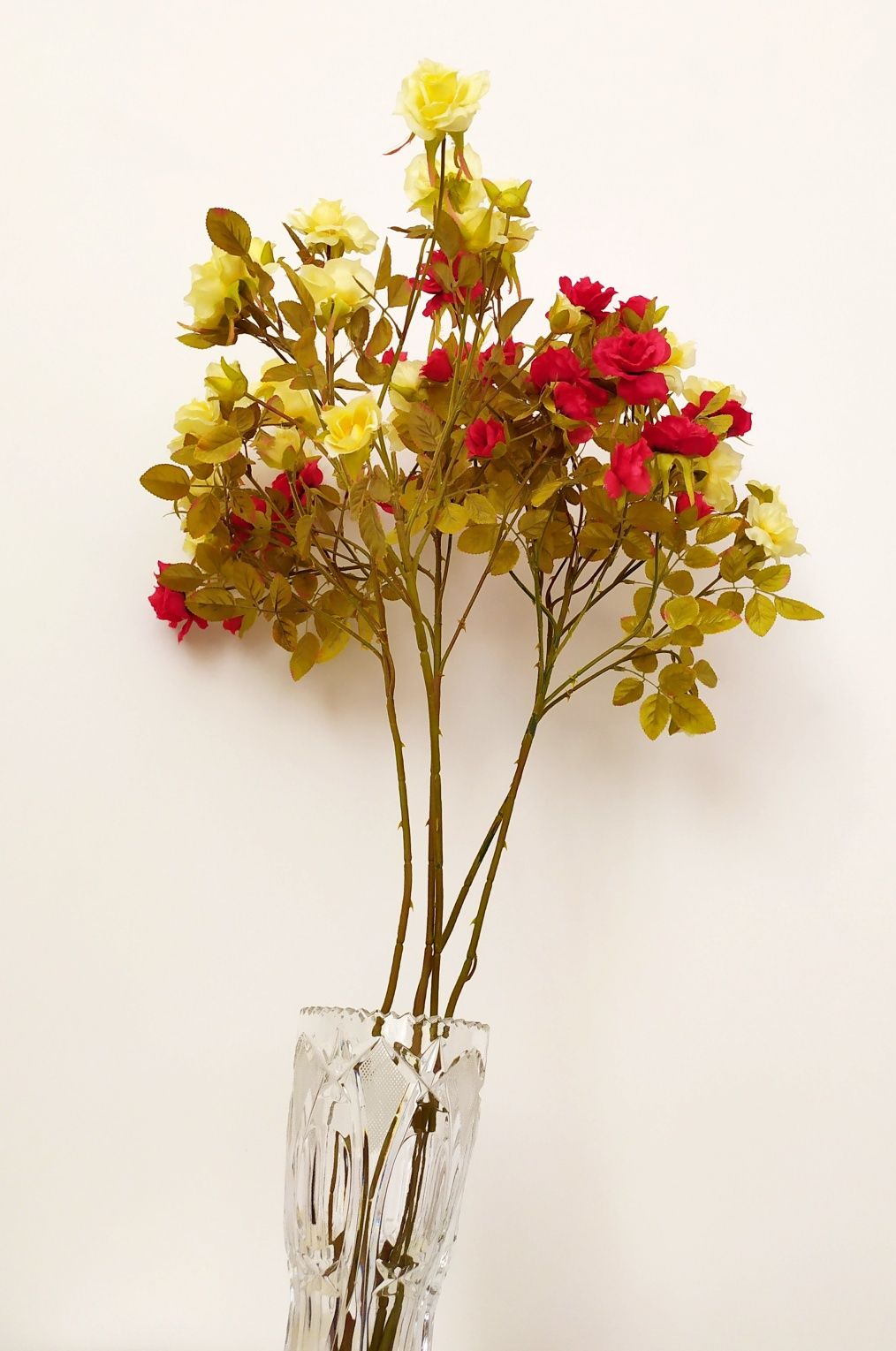 Цветочная композиция цветы искусственные бежевые розы красные веточки