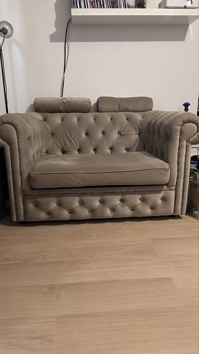 Kanapa i fotel w stylu Chesterfield