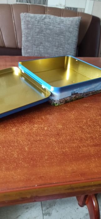 Жестяная коробка из-под конфет