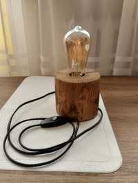Lampa w drewnie z looftowa żarówka