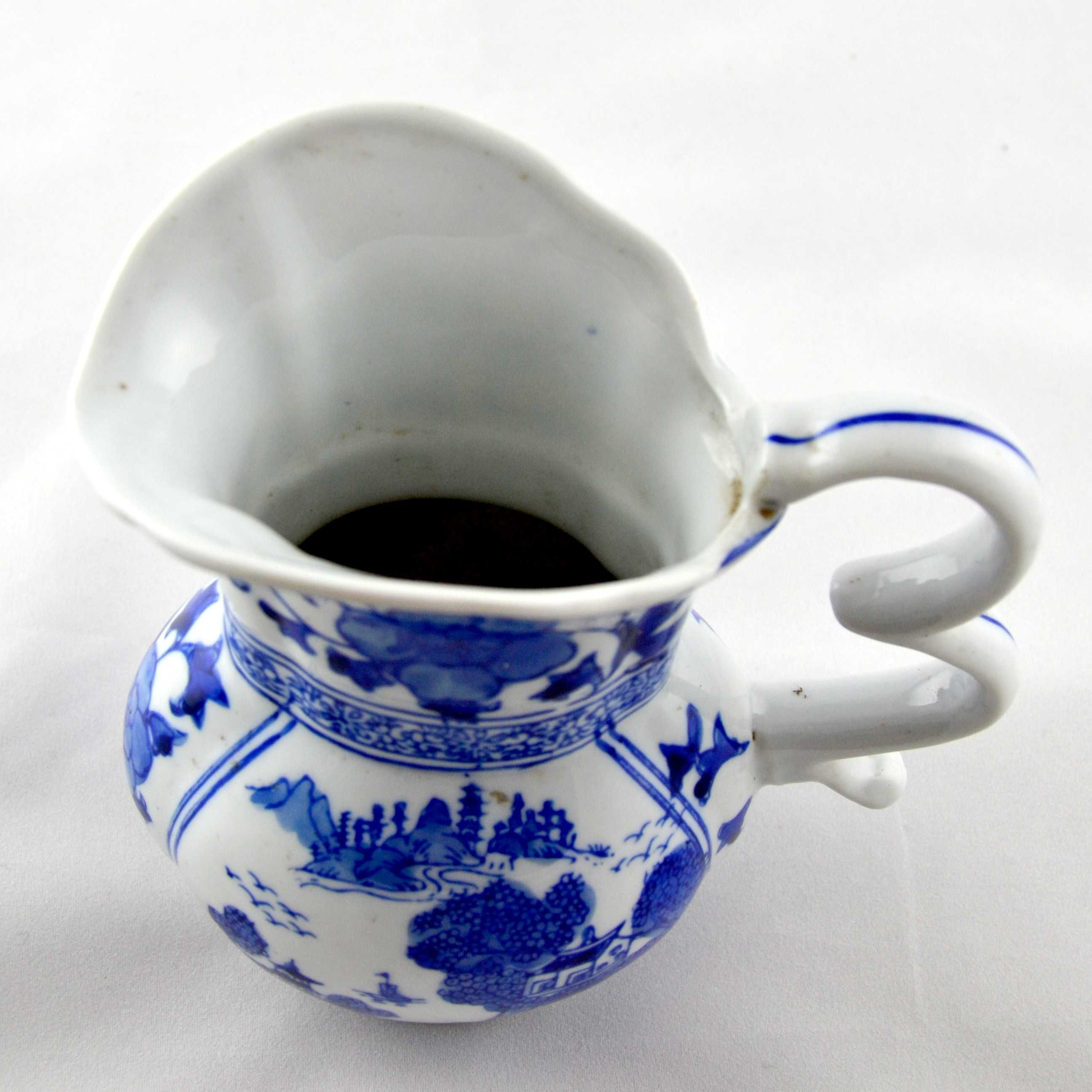 Jarro Porcelana da China Azul e Branco decorado com flores e pagodes