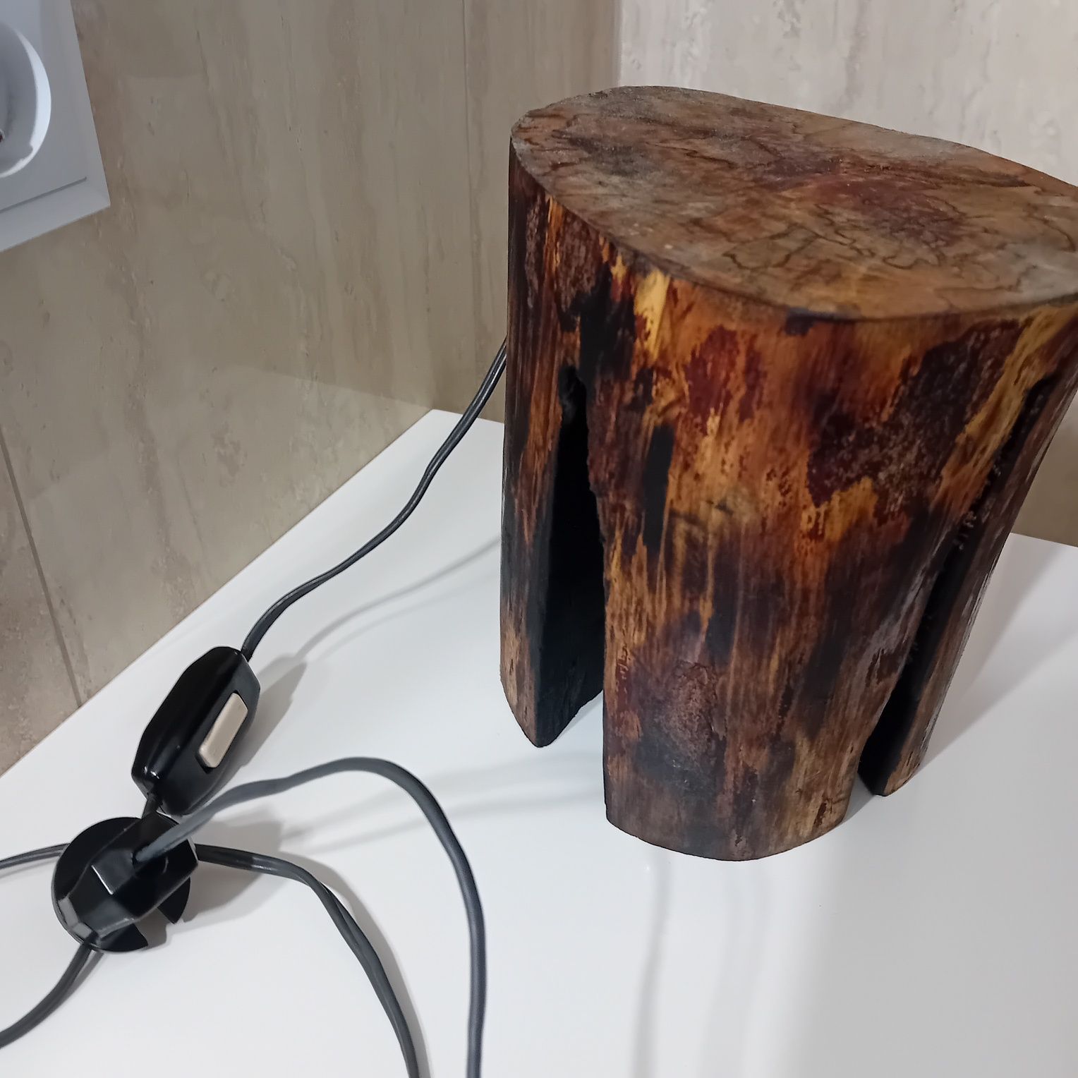 Lampka nocna z drewna piękna