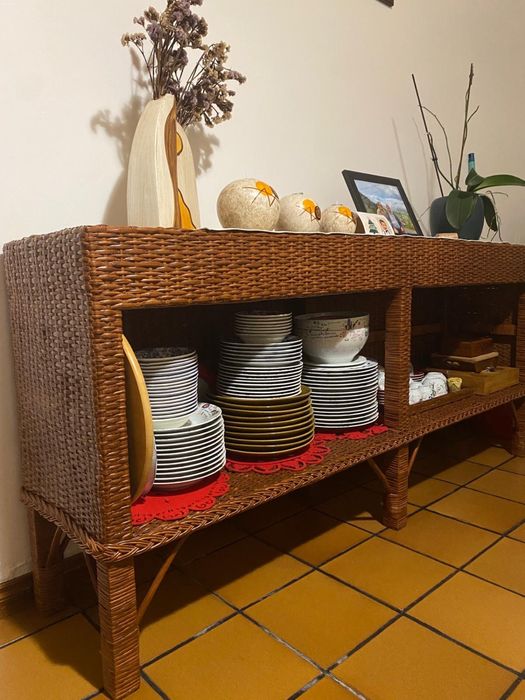 Conjunto mesa, aparador e 10 cadeiras