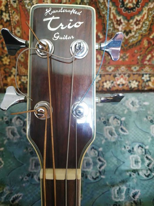 Електро-акустична  бас гітара, безладова